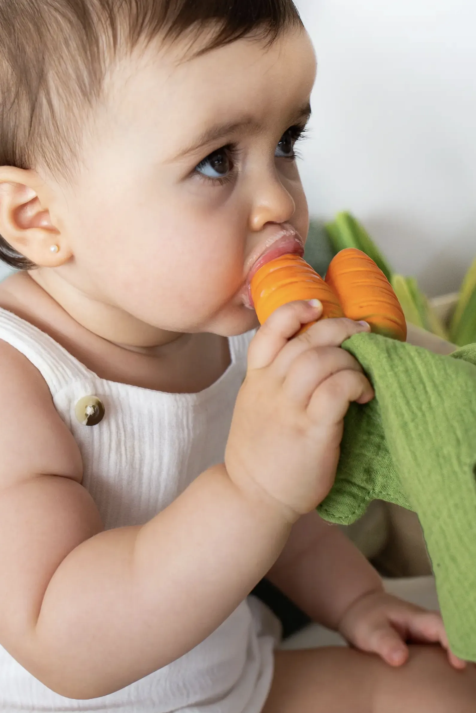 Oli & Carol Cathy the Carrot Mini DouDou Teether