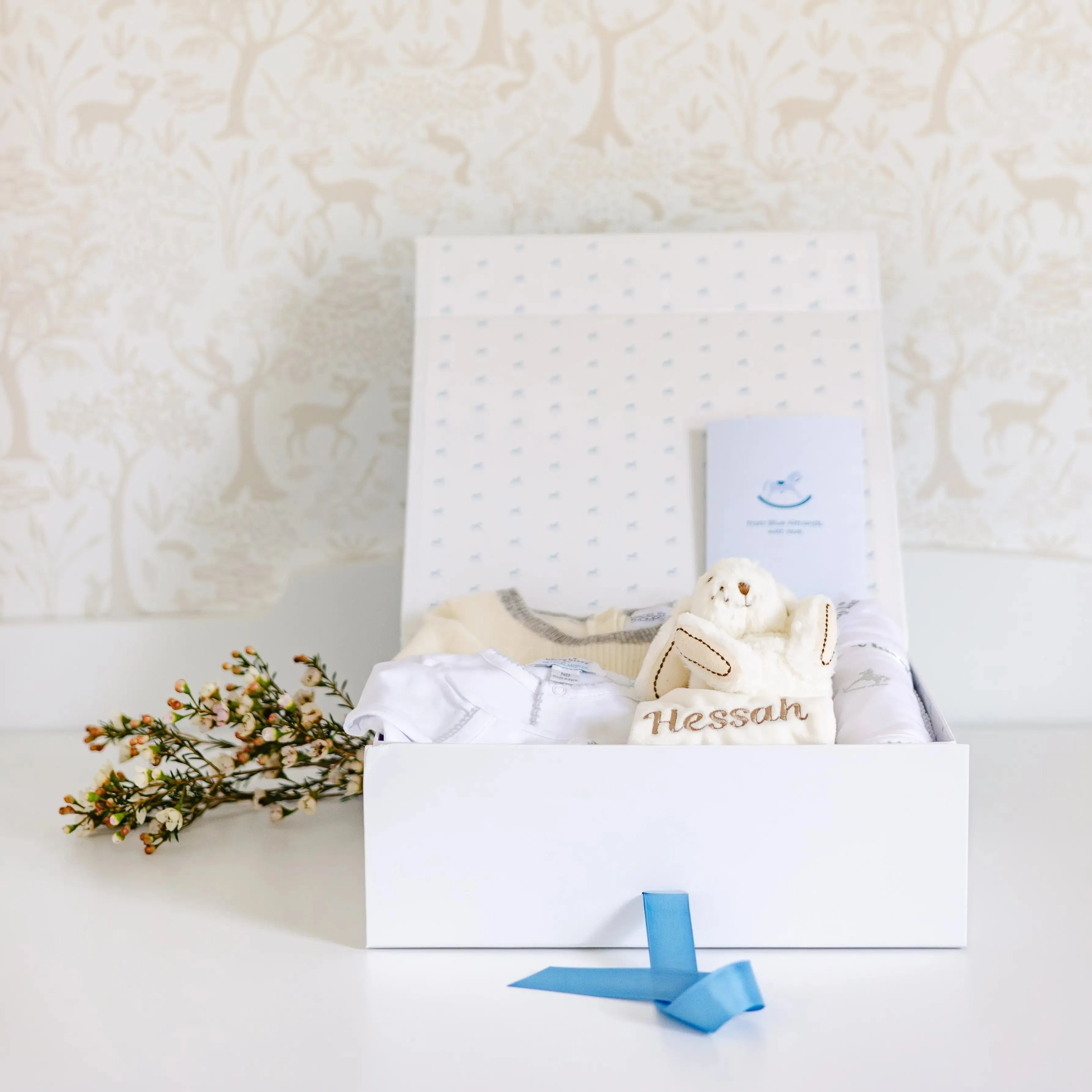 Personalised neutral welcome baby gift set