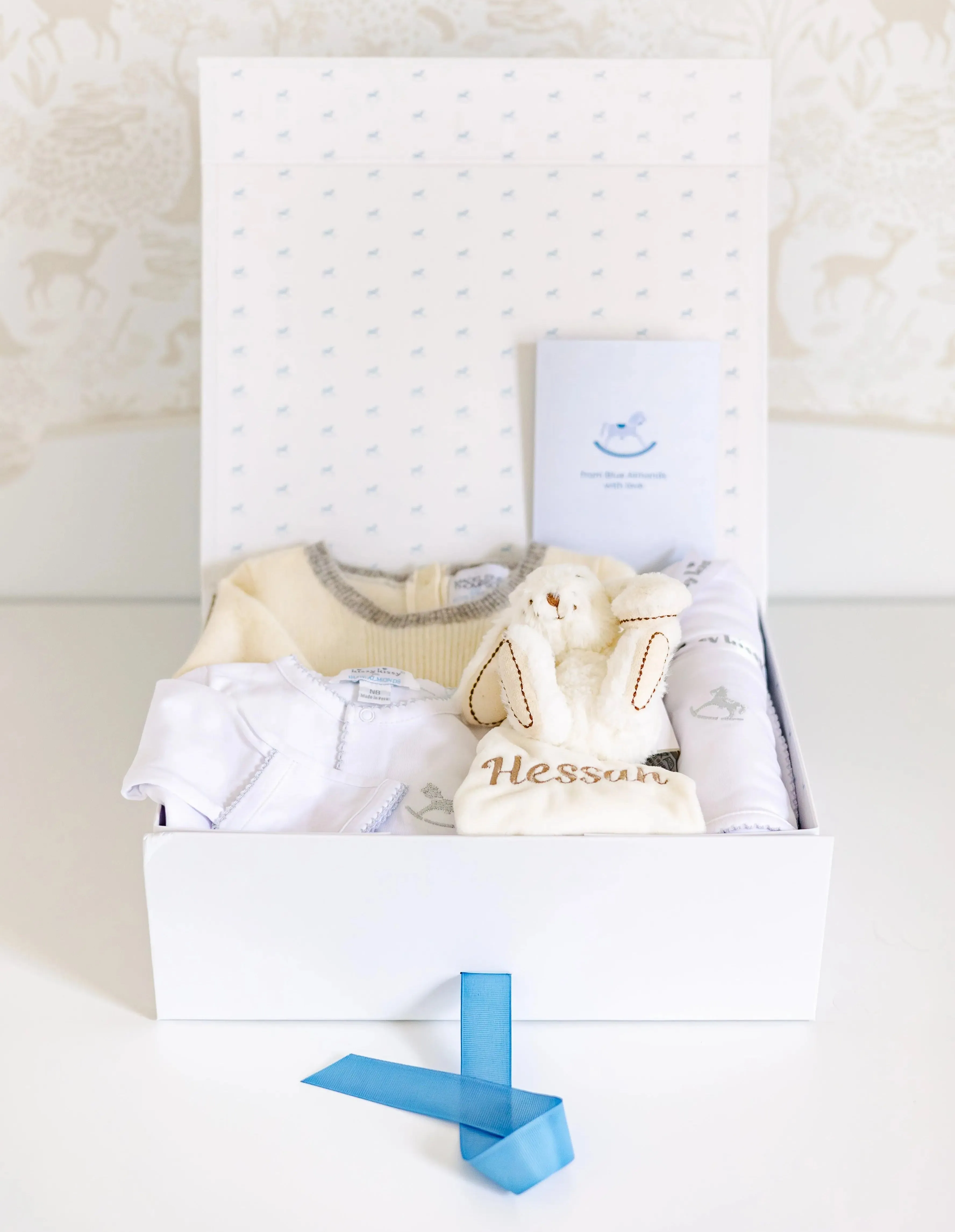 Personalised neutral welcome baby gift set